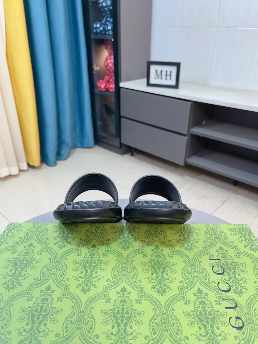 Men's shoes 💰260🌹🌹 (gucci-Gucci) New men's slippers, high-end boutique, made of cowhide, with exquisite embossed logo decoration on the upper, fine workmanship, super soft soles, casual, loose and comfortable, a must-have in summer! \nsize：38-44